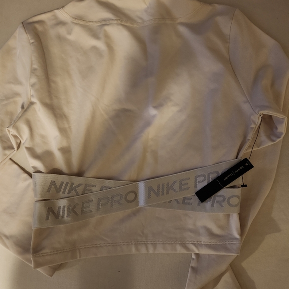 Nike - Picture 2 of 4